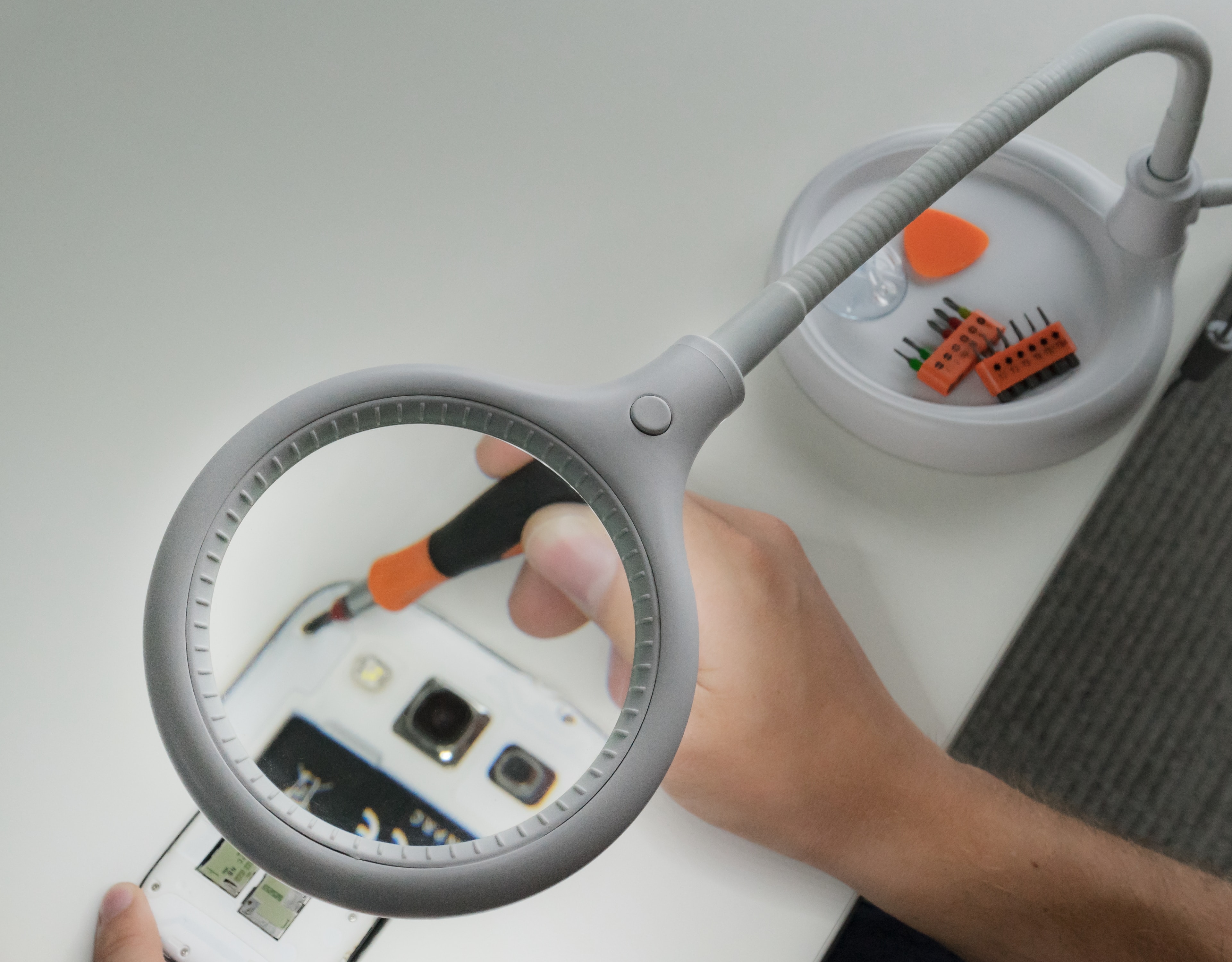 GOOBAY LED Stand-/Klemm-Lupenleuchte, 6W, 480lm, 1,75x Vergrößerung, weiß GOOBAY LED Stand-/Klemm-Lupenleuchte, 6W, 480lm, 1,75x Vergrößerung, weiß