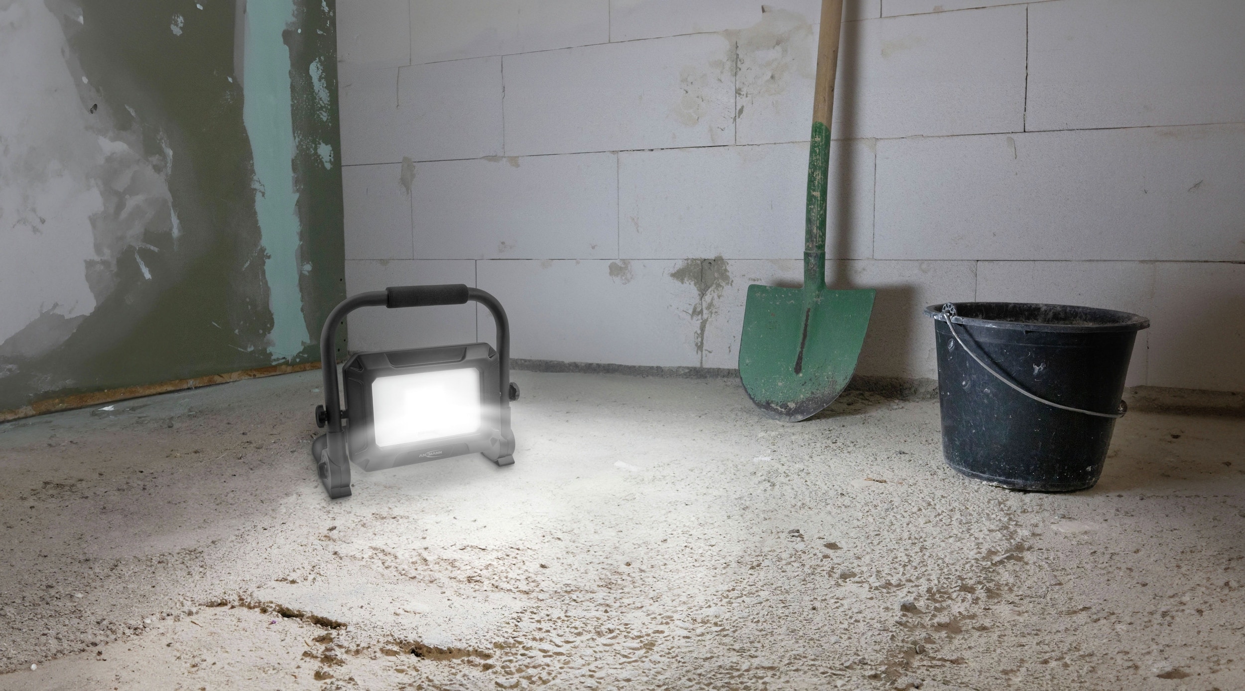 ANSMANN LED-Arbeitsstrahler, 18 V-, 30 W, inkl. 3 Akku-Adapterplatten, schwarz ANSMANN LED-Arbeitsstrahler, 18 V-, 30 W, inkl. 3 Akku-Adapterplatten, schwarz