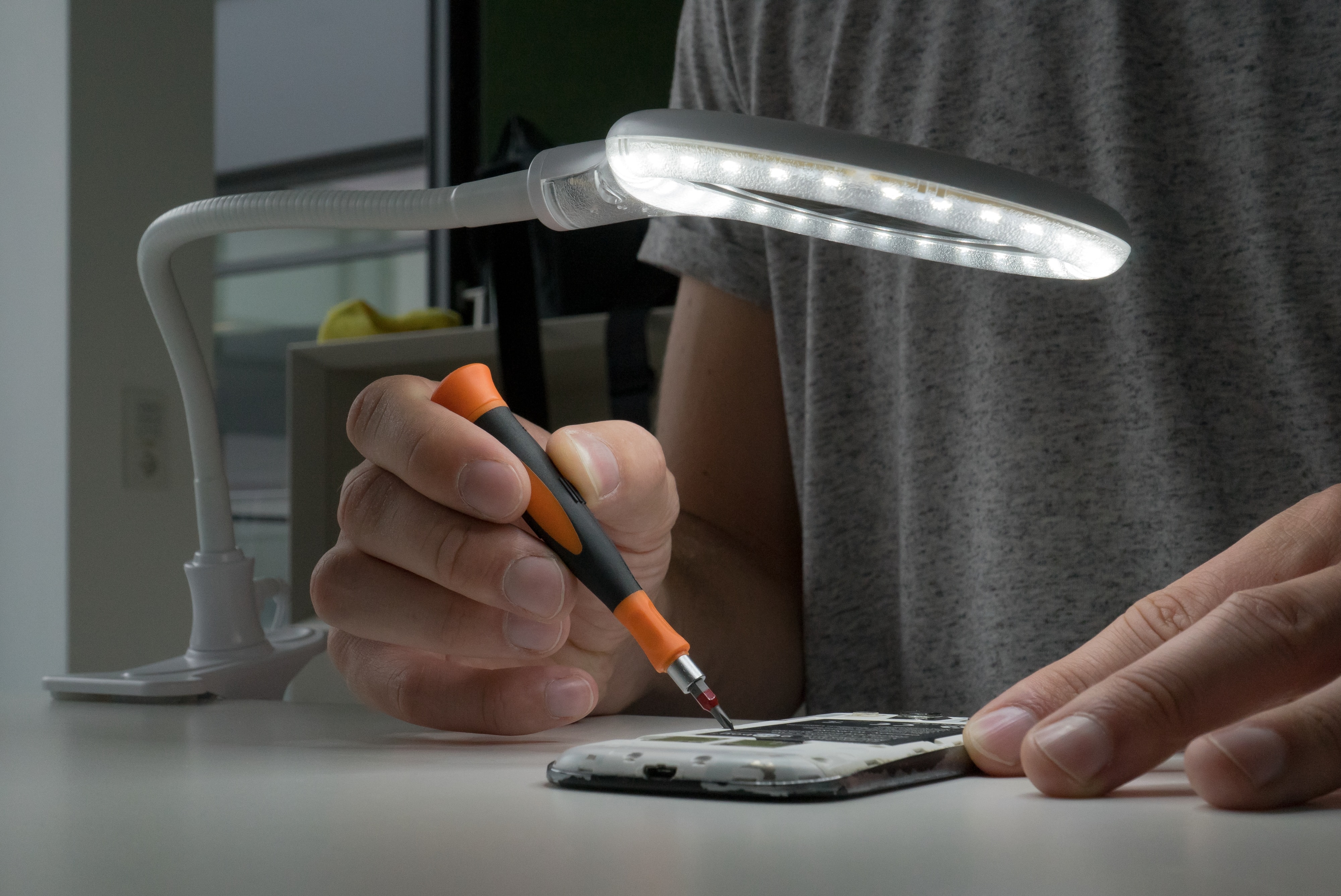 GOOBAY LED Stand-/Klemm-Lupenleuchte, 6W, 480lm, 1,75x Vergrößerung, weiß GOOBAY LED Stand-/Klemm-Lupenleuchte, 6W, 480lm, 1,75x Vergrößerung, weiß