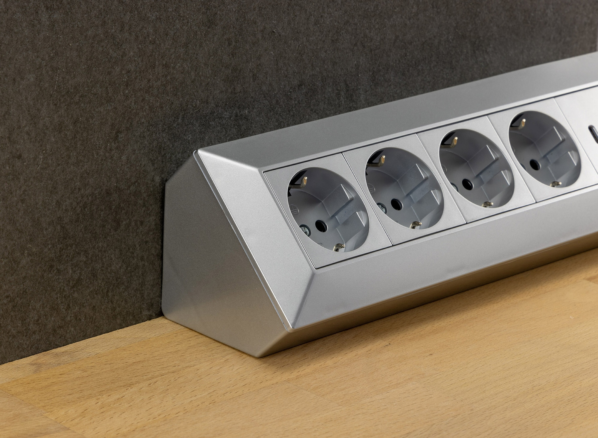 CHILITEC Steckdosenblock 23789, 4-fach, USB-A+C, 250V/16A, silber CHILITEC Steckdosenblock 23789, 4-fach, USB-A+C, 250V/16A, silber