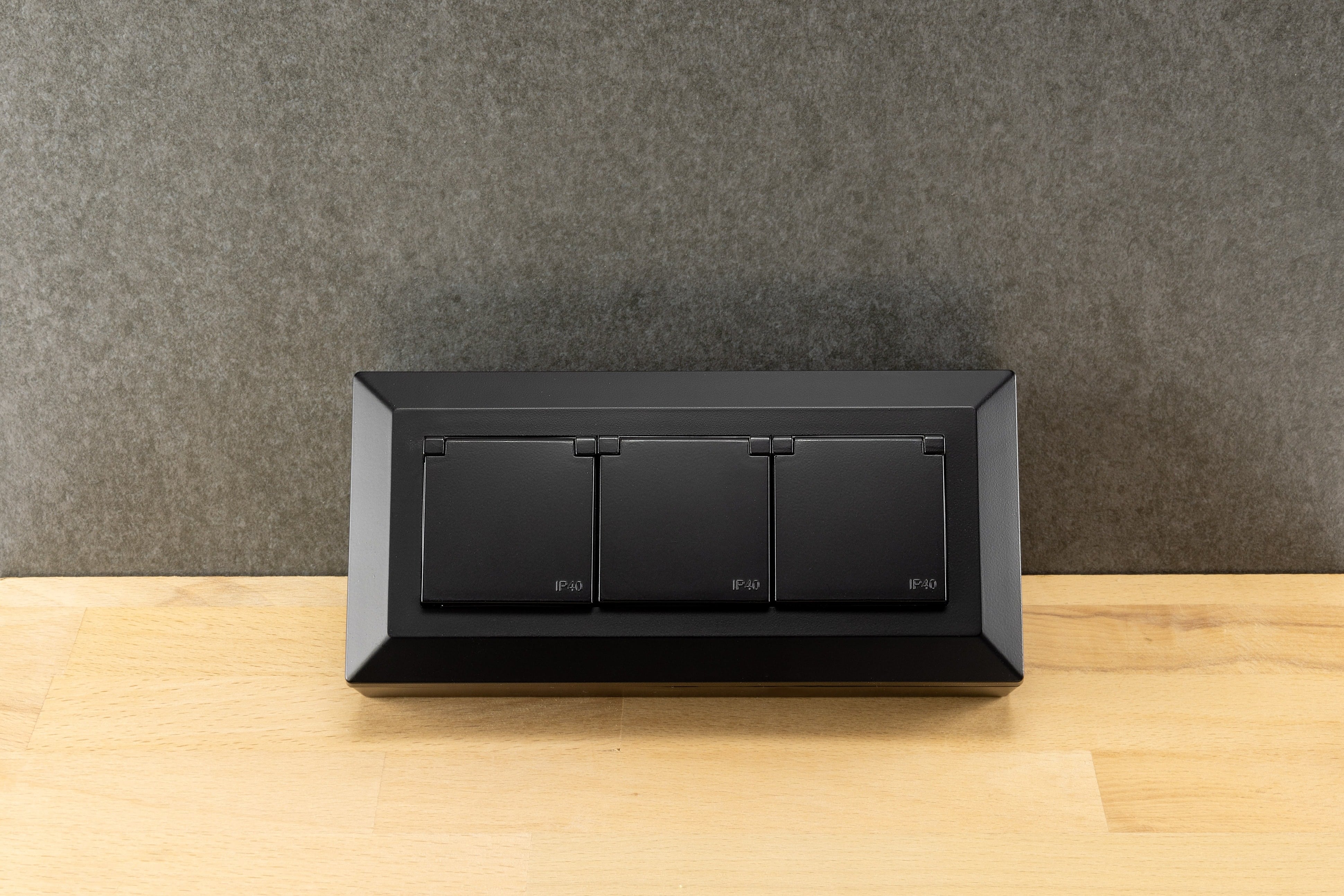 CHILITEC Steckdosenblock 23953, 2-fach, mit Schutzklappen, USB-A+C, schwarz