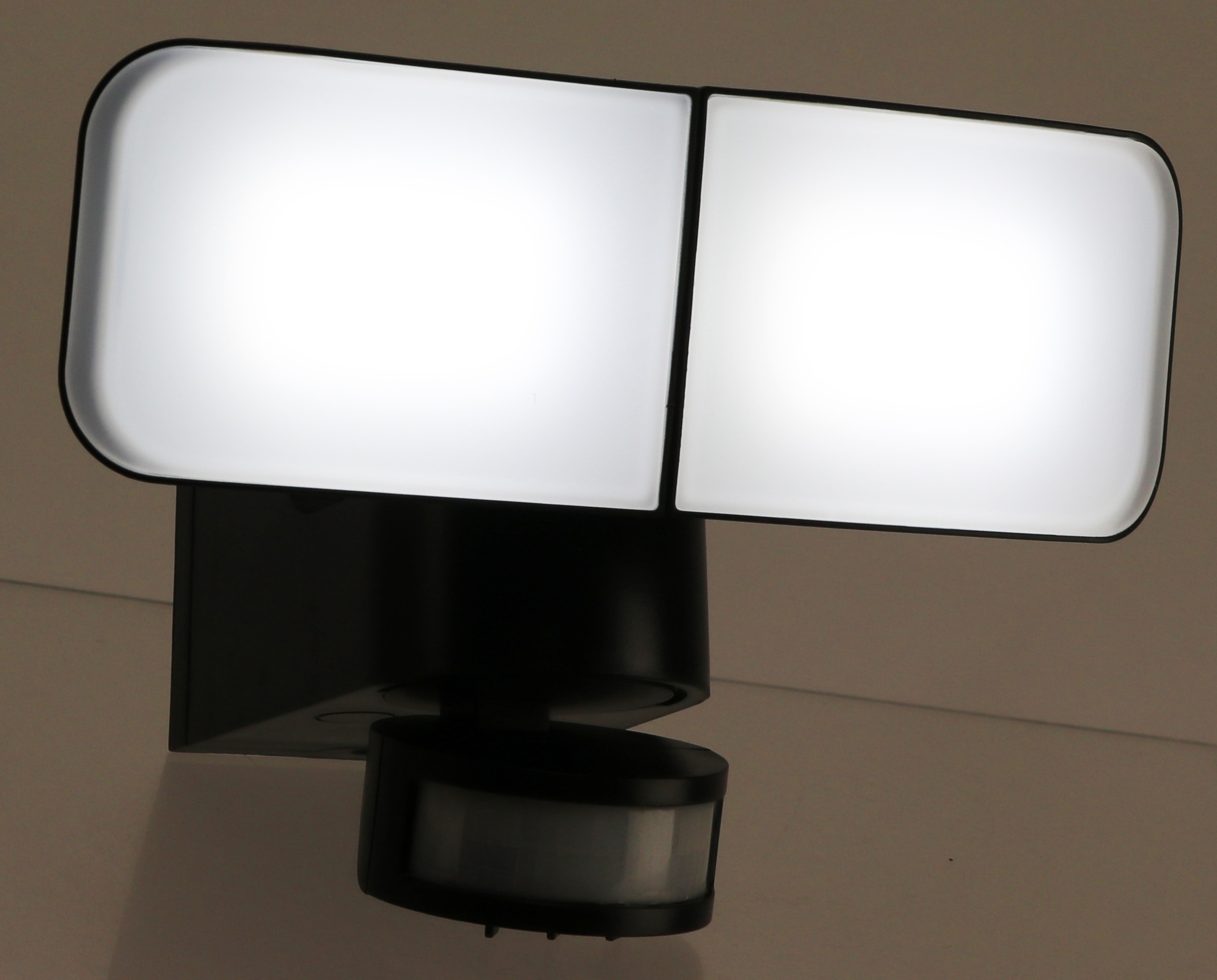LED-Wandleuchte 872-B-S, 6 W, 6500 K, 500 lm, kaltweiß, IP44, schwarz LED-Wandleuchte 872-B-S, 6 W, 6500 K, 500 lm, kaltweiß, IP44, schwarz