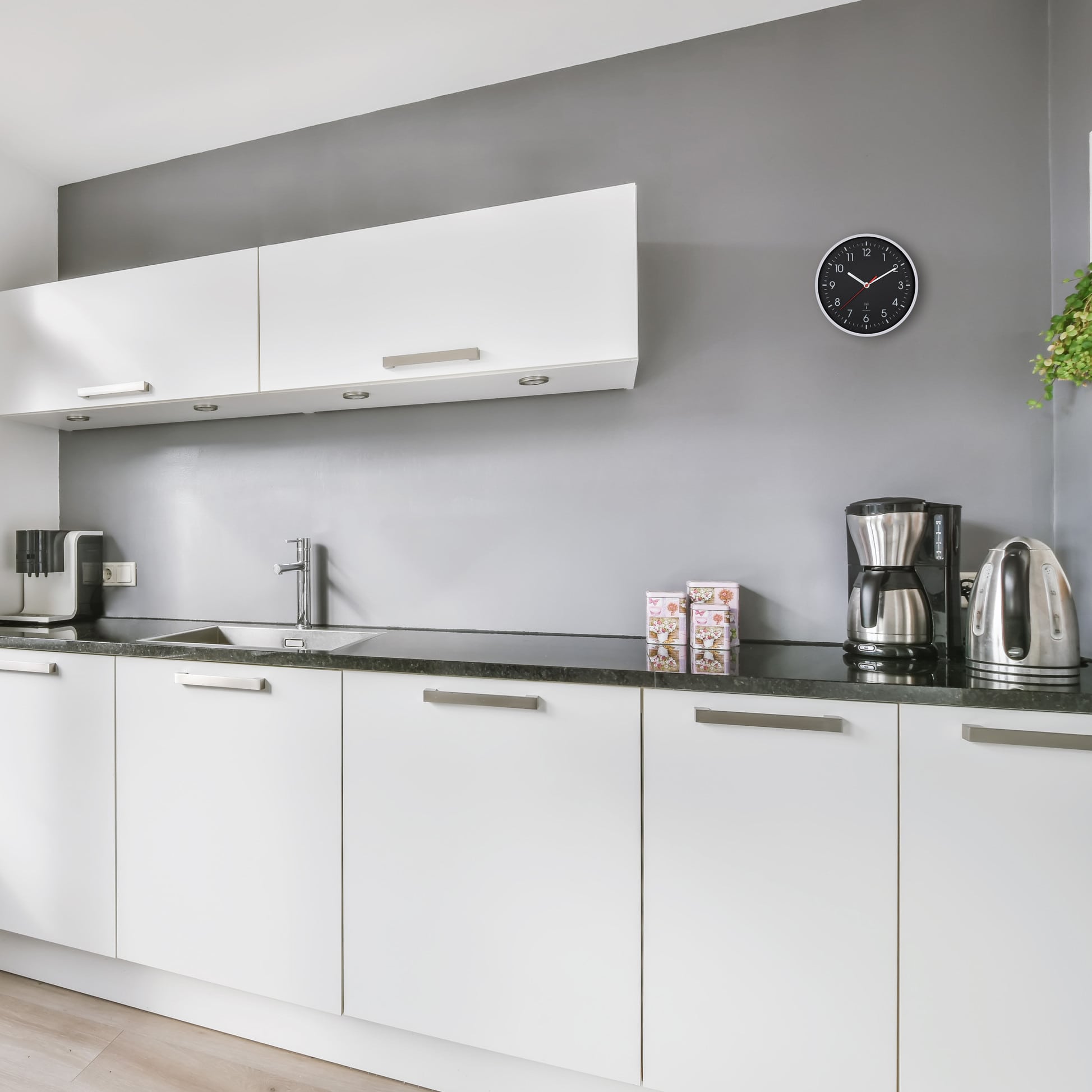 TFA Analoge Funkwanduhr 60.3550.20, schwarz/weiß