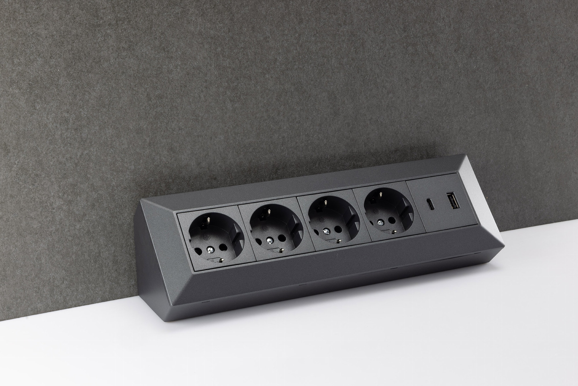 CHILITEC Steckdosenblock 23791, 4-fach, USB-A+C, 250V/16A, anthrazit CHILITEC Steckdosenblock 23791, 4-fach, USB-A+C, 250V/16A, anthrazit