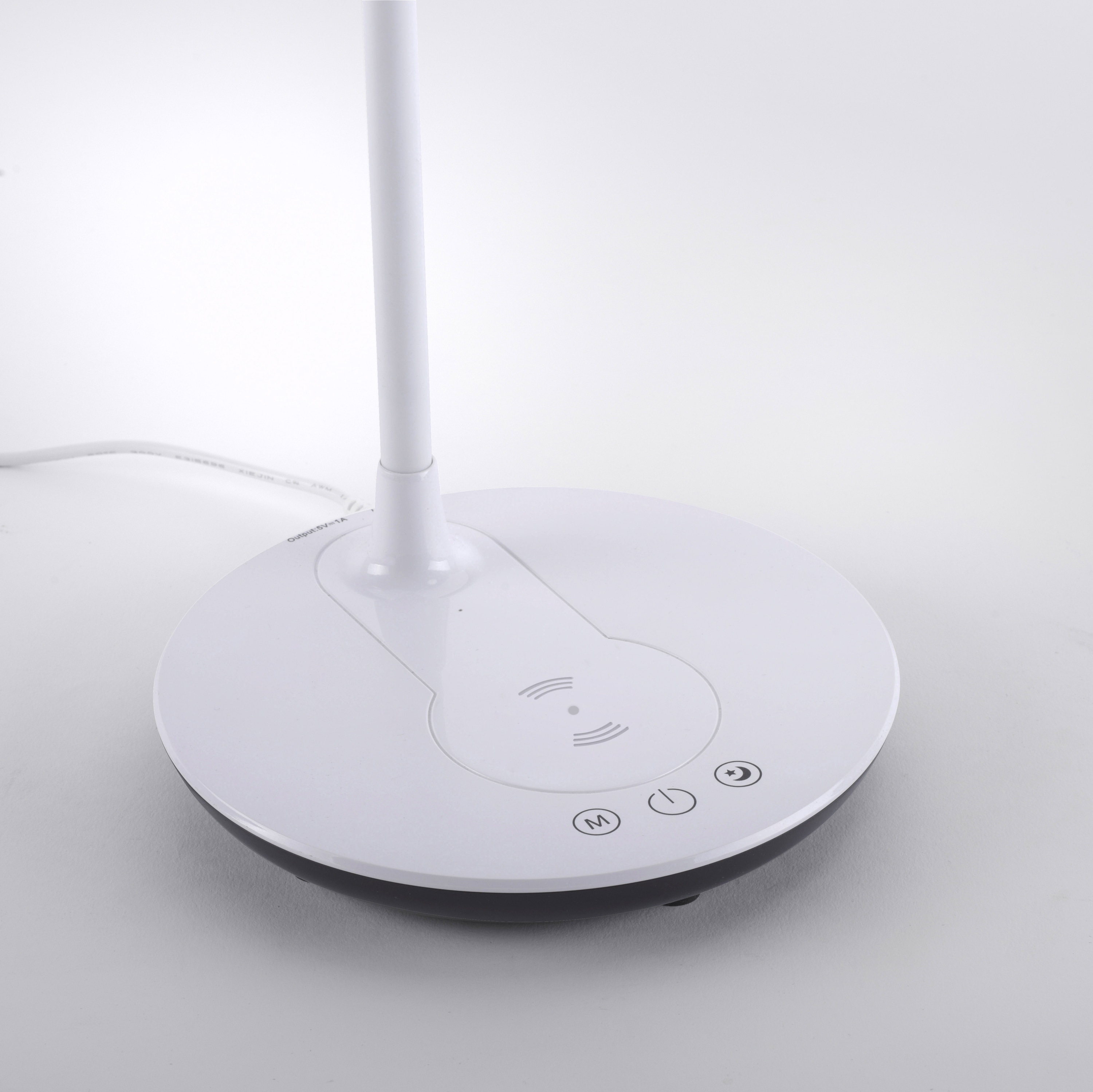 JUST LIGHT LED-Tischleuchte 14416-16 weiß, 5 W, 600 lm, CCT, Handy-Ladefunktion