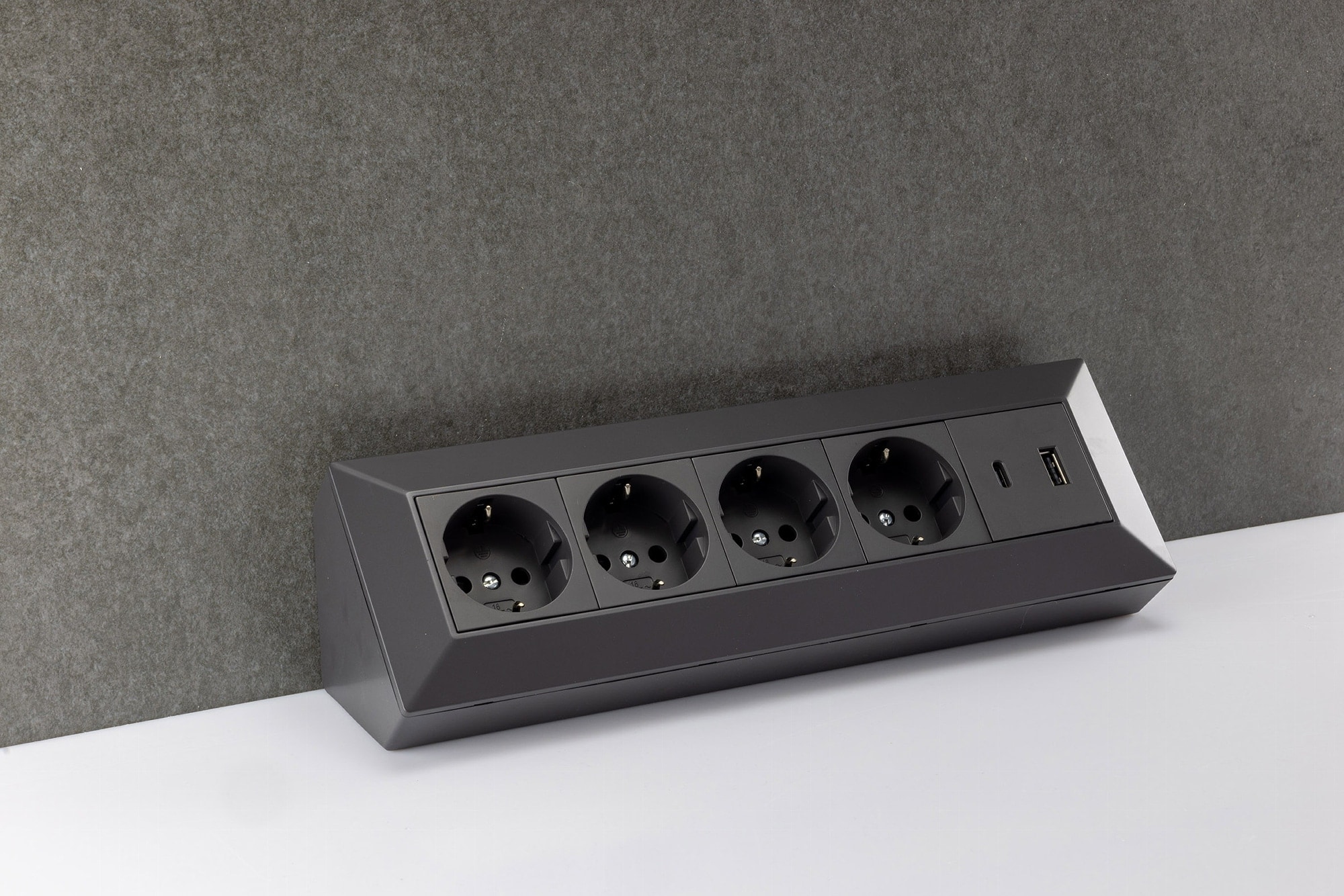 CHILITEC Steckdosenblock 23790, 4-fach, USB-A+C, 250V/16A, schwarz CHILITEC Steckdosenblock 23790, 4-fach, USB-A+C, 250V/16A, schwarz